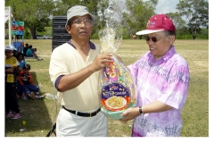 D-06-Pemenang-kupas-kulit-apel-terpanjang