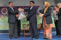 71-penyerahan-benih-ikan-kelah-UMT-KETENGAH